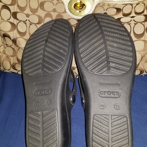 2 pair Crocs sandal/flip flop - Picture 5 of 11